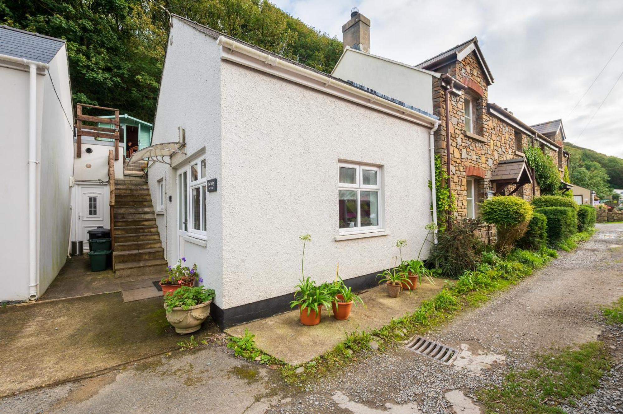 Riverside Bothy In Heart Of Scenic Harbour Village Solva Exterior photo